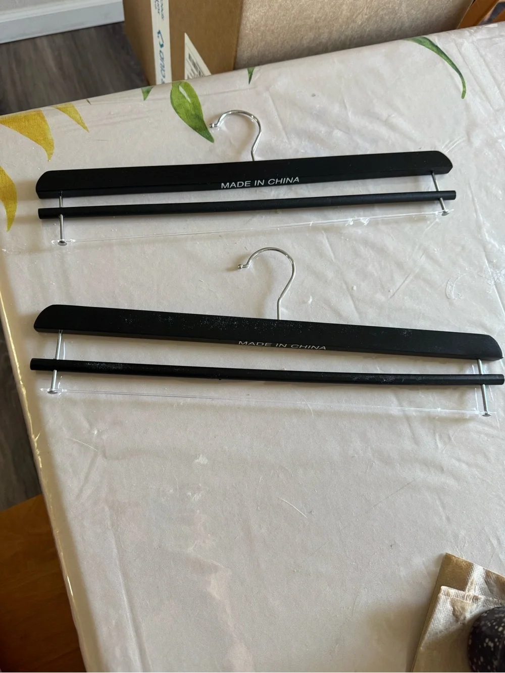 Set of 2 hangers for blankets